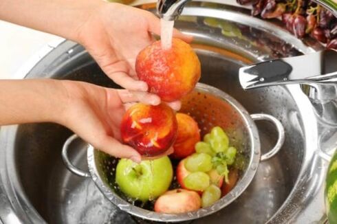 vücutta parazitlerin ortaya çıkmasını önlemek için meyve yıkamak